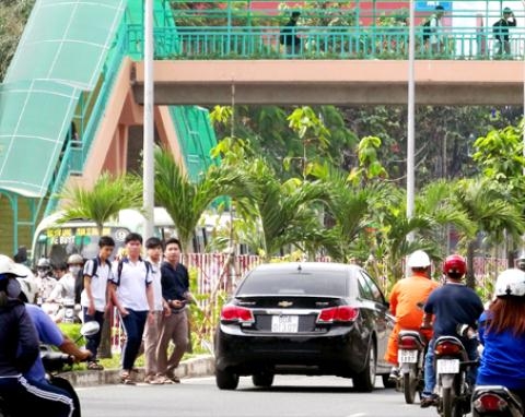 Không quan tâm có cầu vượt dành cho người đi bộ hay không. (Báo Đất Việt) 