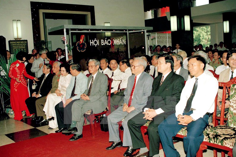 &Ocirc;ng từng l&agrave; Ủy vi&ecirc;n Ban Chấp h&agrave;nh Thanh ni&ecirc;n Cứu quốc huyện Thư Tr&igrave;, Ch&iacute;nh trị vi&ecirc;n trung đội du k&iacute;ch Căm Hờn huyện Ti&ecirc;n Hưng, tỉnh Th&aacute;i B&igrave;nh; Ch&iacute;nh trị vi&ecirc;n đại đội bộ đội, Khu Tả ngạn s&ocirc;ng Hồng; tham gia tiếp quản thị x&atilde; Hải Dương, ủy vi&ecirc;n Thường vụ thị ủy, 1955