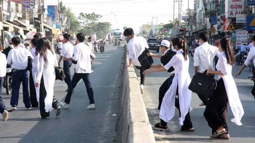 Nhưng cô học sinh trong tà áo dài thanh lịch cũng không ngoại lệ.  (Ảnh: Báo Đất Việt) 