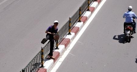 Trèo dải phân cách là lựa chọn của nhiều người. (Ảnh: Báo Đất Việt) 