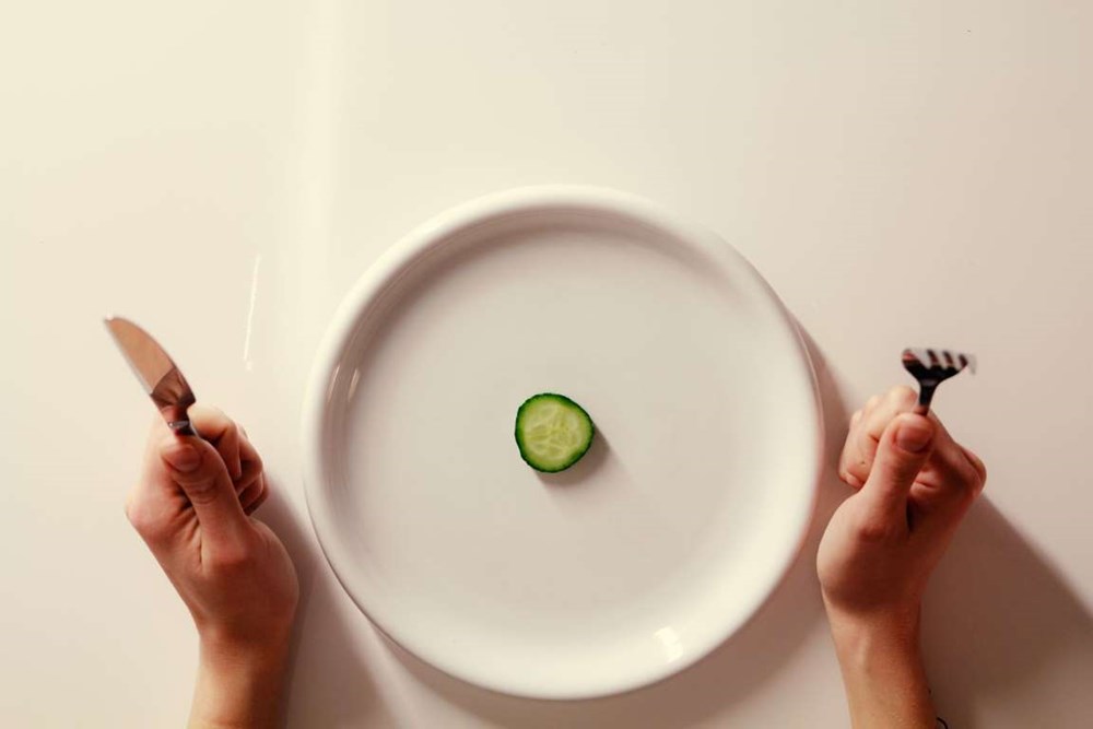 Theo một công trình nghiên cứu được thực hiện trên 54 người trong thời gian 12 tuần, việc ăn hai bữa trong ngày sẽ giúp giảm nhanh hơn chỉ số khối lượng cơ thể. (Nguồn: Getty Images)