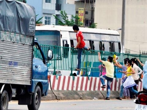 Mặc cho dải phân cách có cao bao nhiêu đi chăng nữa. (Ảnh: Người Lao Động)  