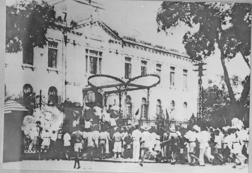 Nh&acirc;n d&acirc;n Thủ đ&ocirc; đ&aacute;nh chiếm Bắc bộ Phủ, cơ quan đầu n&atilde;o của ch&iacute;nh quyền tay sai Ph&aacute;p ở Bắc Bộ