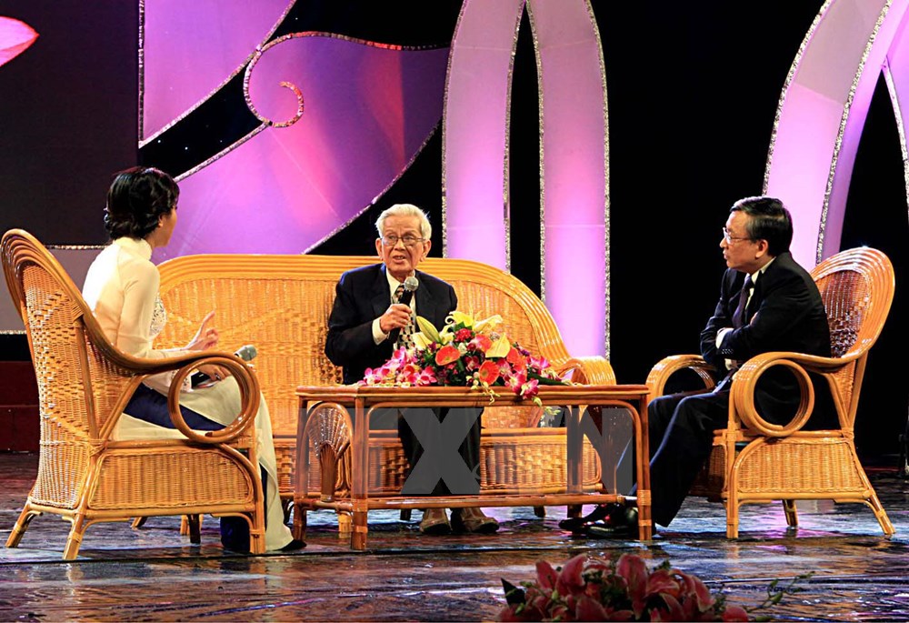 Nh&agrave; b&aacute;o Hữu Thọ (giữa) v&agrave; ph&oacute; gi&aacute;o sư Nguyễn Tiến Quyết (phải), Gi&aacute;m đốc Bệnh viện Hữu nghị Việt Đức giao lưu với chương tr&igrave;nh nh&acirc;n kỷ niệm 58 năm Ng&agrave;y Thầy thuốc Việt Nam (27/2), tối 25-2-2013, tại H&agrave; Nội