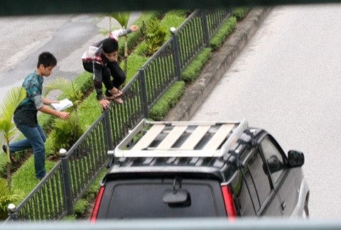 Bất chấp nguy hiểm. (Ảnh: Vietnamnet) 