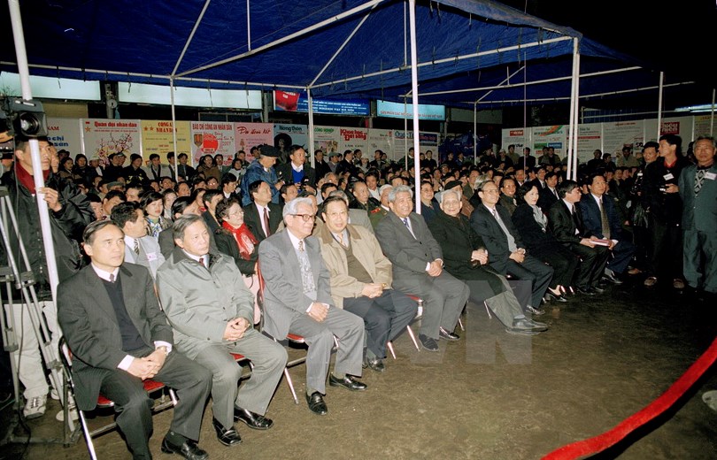 &Ocirc;ng nghỉ hưu th&aacute;ng 1-2007; l&agrave; nh&agrave; b&aacute;o l&atilde;o th&agrave;nh ở Việt Nam vẫn tiếp tục viết b&aacute;o, trao đổi &yacute; kiến, giữ chuy&ecirc;n mục ​'Chuyện l&agrave;m ăn​,'​'B&agrave;n g&oacute;p sự đời​' tr&ecirc;n b&aacute;o Nh&acirc;n D&acirc;n cuối tuần với b&uacute;t danh Nh&acirc;n Nghĩa, ​'Chuyện đời​' tr&ecirc;n tạp ch&iacute; Thế giới mới...