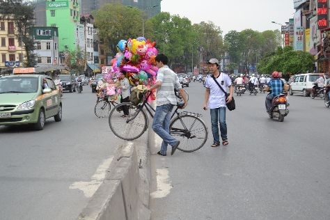 Bê xe đạp qua dải phân cách cứng. (Ảnh: Báo Giao thông)