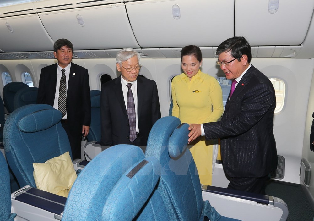 Tổng Bí thư Nguyễn Phú Trọng tham quan chiếc máy bay thế hệ mới Boeing 787-9 Dreamliner.