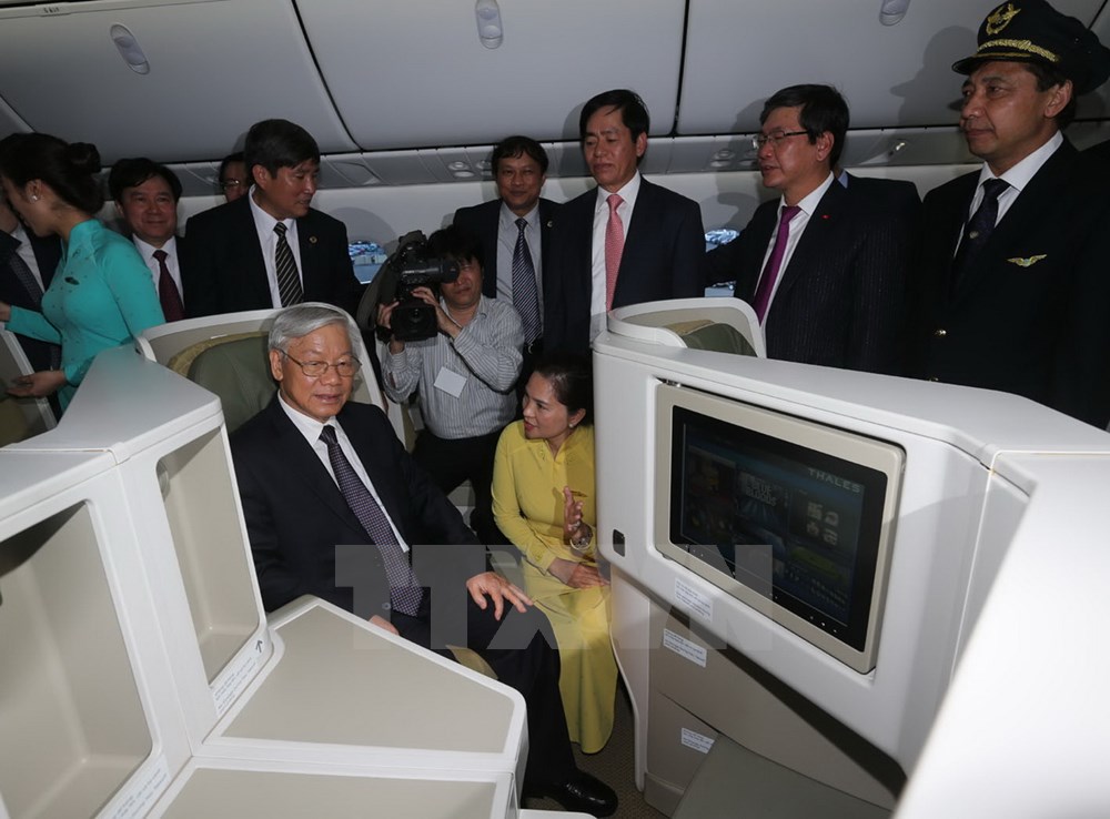 Tổng Bí thư Nguyễn Phú Trọng tham quan chiếc máy bay thế hệ mới Boeing 787-9 Dreamliner.
