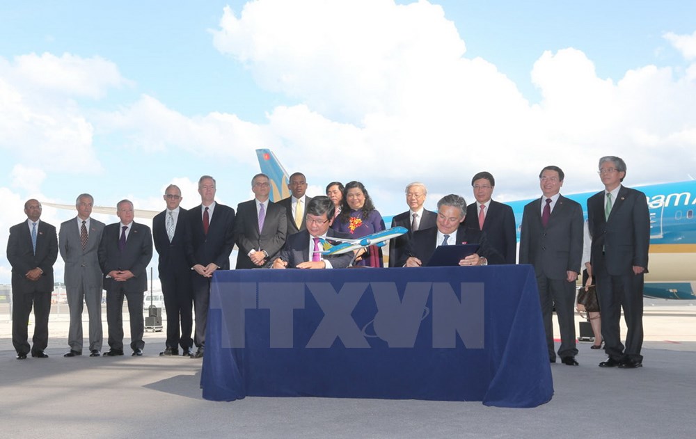 Tổng Bí thư Nguyễn Phú Trọng chứng kiến Lễ ký biên bản bàn giao chiếc máy bay thế hệ mới Boeing 787-9 Dreamliner giữa đại diện Boeing và Vietnam Airlines