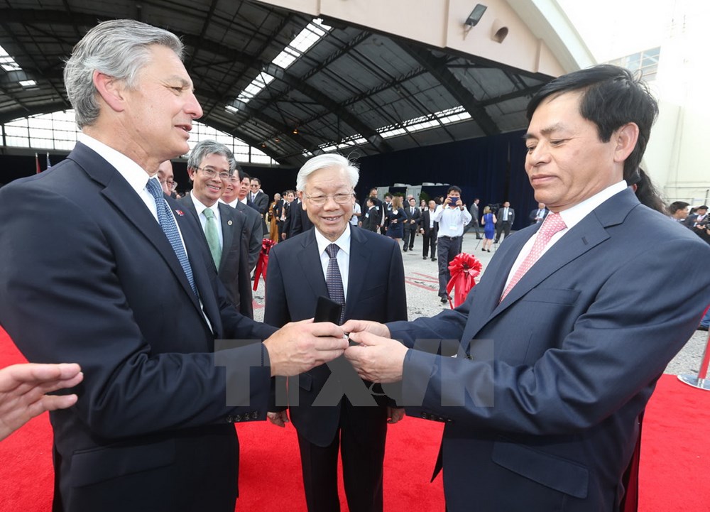 Tổng Bí thư Nguyễn Phú Trọng chứng kiến Lễ trao chìa khóa tượng trưng bàn giao chiếc máy bay thế hệ mới Boeing 787-9 Dreamliner giữa đại diện Boeing và Vietnam Airlines