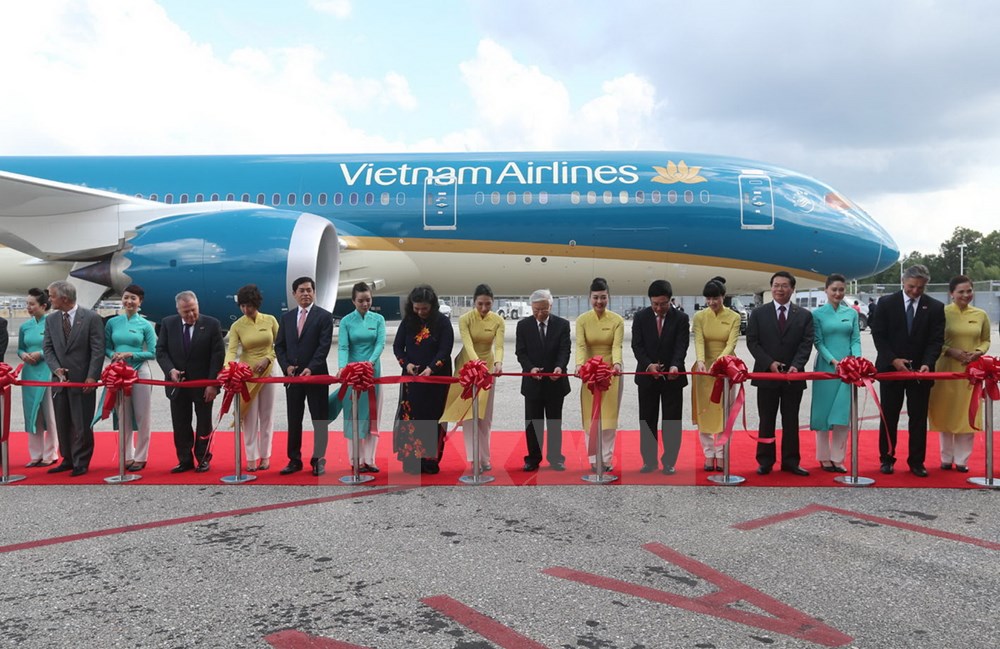 Tổng Bí thư Nguyễn Phú Trọng và các đại biểu thực hiện nghi lễ cắt băng giao-nhận máy bay. 