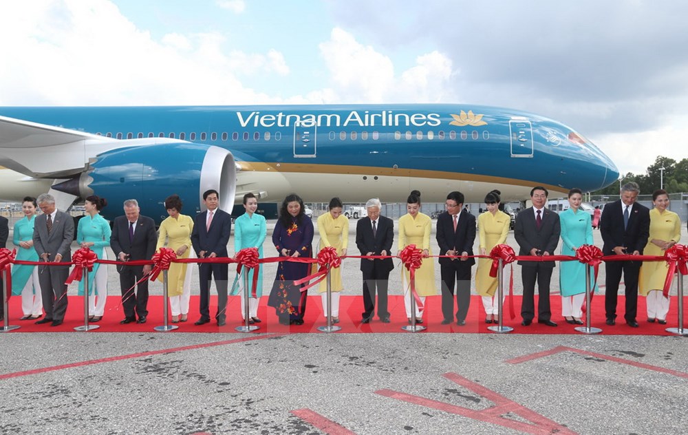 Tổng Bí thư Nguyễn Phú Trọng và các đại biểu thực hiện nghi lễ cắt băng giao-nhận máy bay.