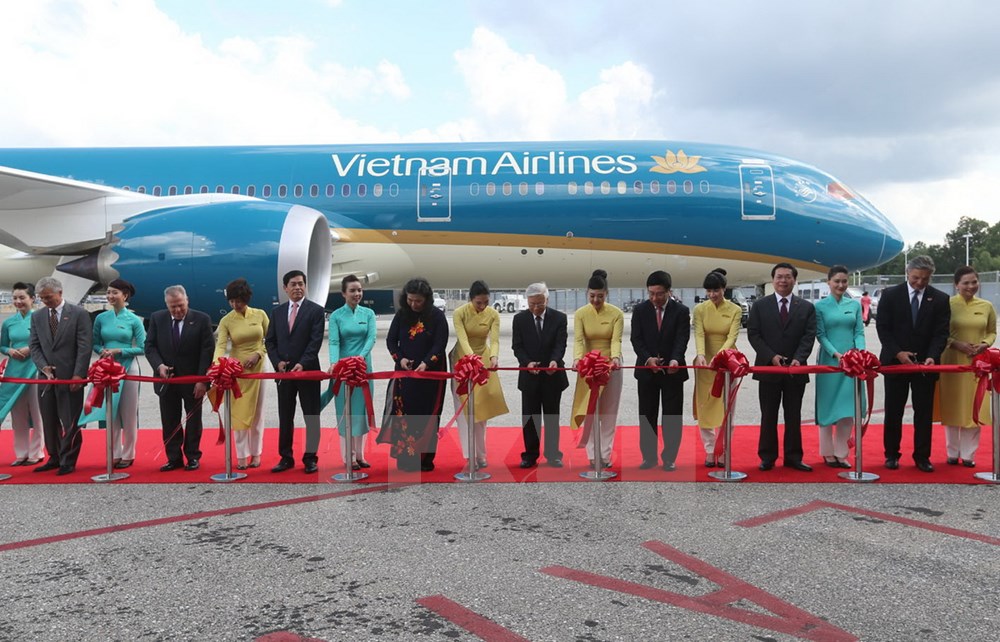 Tổng Bí thư Nguyễn Phú Trọng và các đại biểu thực hiện nghi lễ cắt băng giao-nhận máy bay.