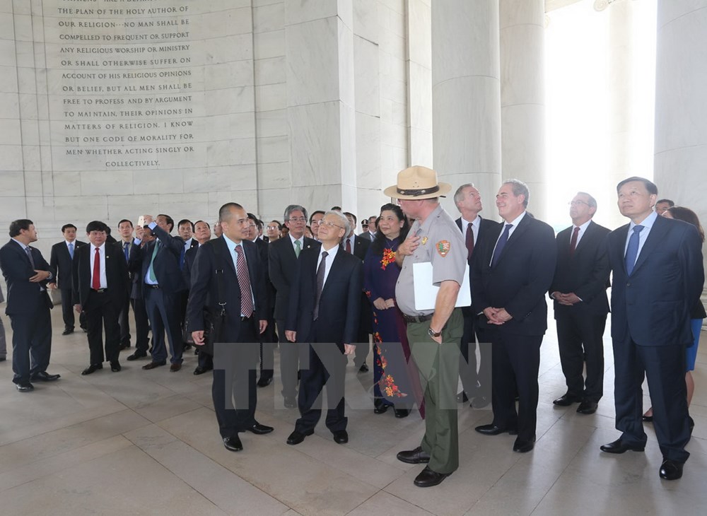 Tổng Bí thư Nguyễn Phú Trọng đến thăm Nhà tưởng niệm Tổng thống Hoa Kỳ Thomas Jefferson ở Thủ đô Washington D.C.
