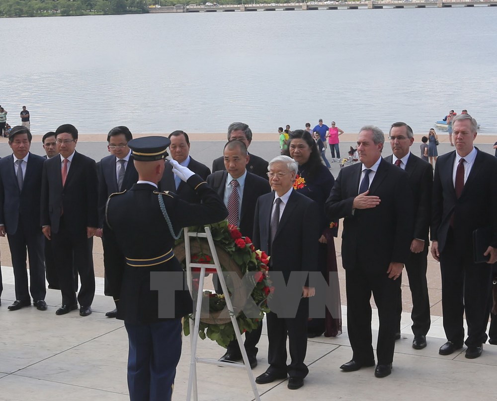 Tổng Bí thư Nguyễn Phú Trọng đặt vòng hoa tại Nhà tưởng niệm.
