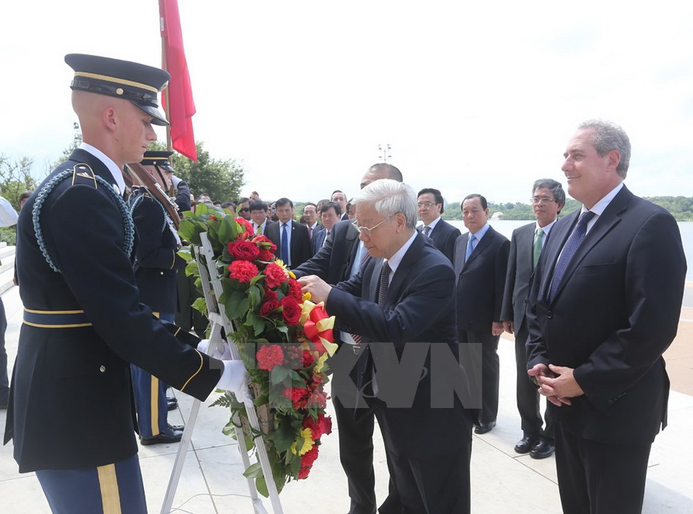 Tổng Bí thư Nguyễn Phú Trọng đặt vòng hoa tại Nhà tưởng niệm.