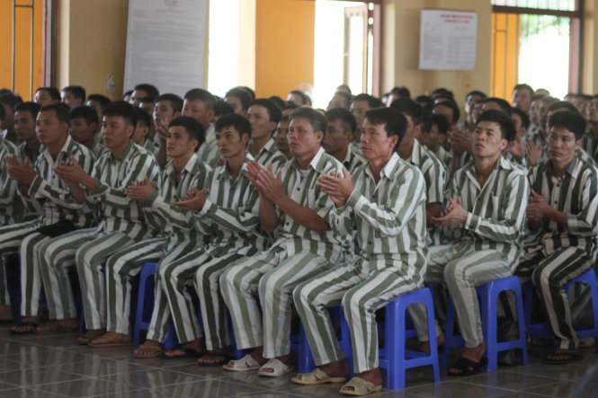 Anh em ông Đoàn Văn Vươn và Đoàn Văn Quý (hàng đầu, ngoài cùng bên phải) tại lễ công bố quyết định đặc xá  của chủ tịch nước tại trại giam Hoàng Tiến - Ảnh: Tiến Thắng