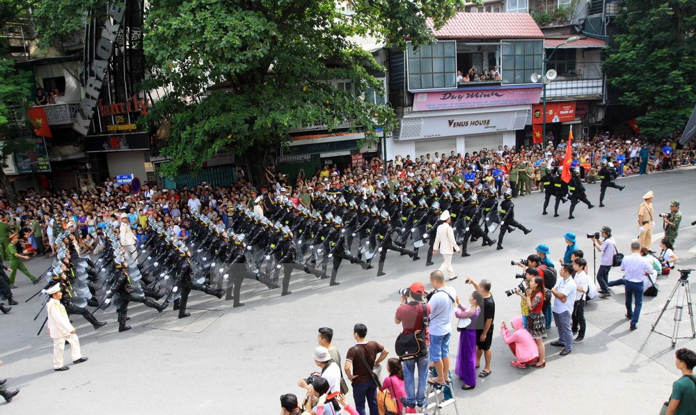 Khối Nam chiến sỹ Cảnh sát cơ động diễu binh trên phố Tràng Thi