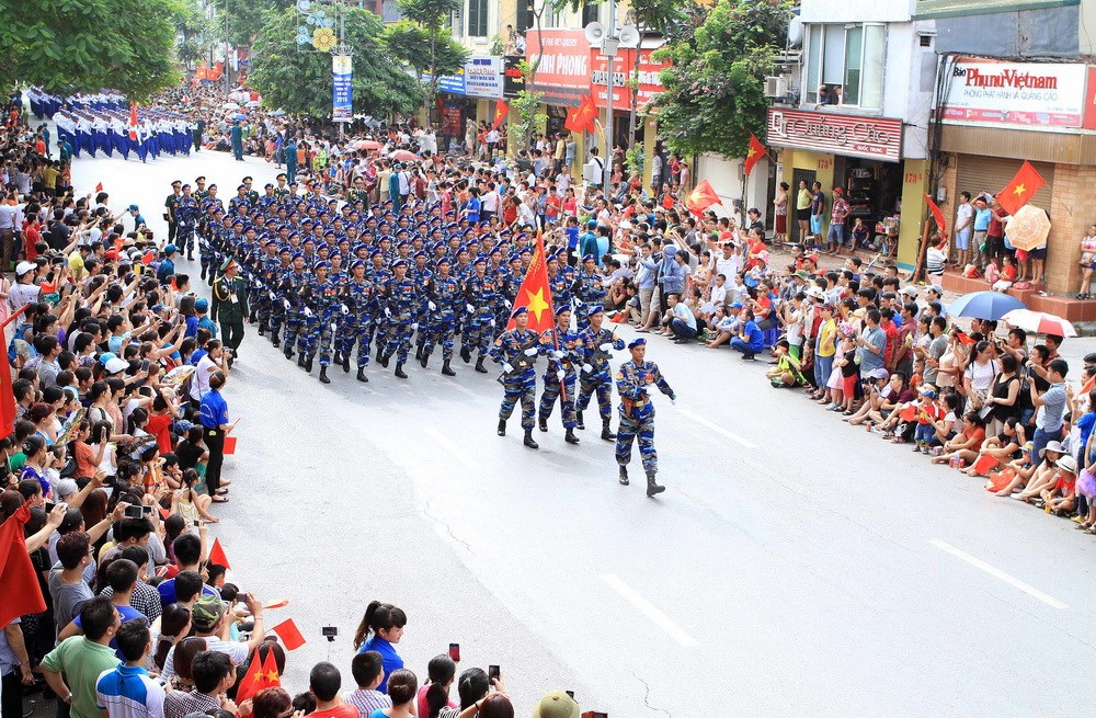Khối lực lượng vũ trang diễu binh, diễu hành trên phố Nguyễn Thái Học.