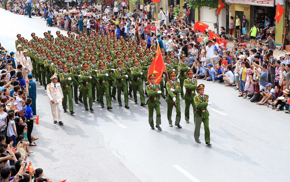 Khối lưc lượng công an diễu binh, diễu hành trên phố Nguyễn Thái Học.