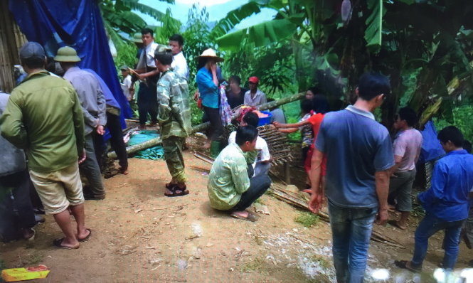 Người d&acirc;n b&agrave;ng ho&agrave;ng trở lại hiện trường vụ thảm s&aacute;t - Ảnh: CA