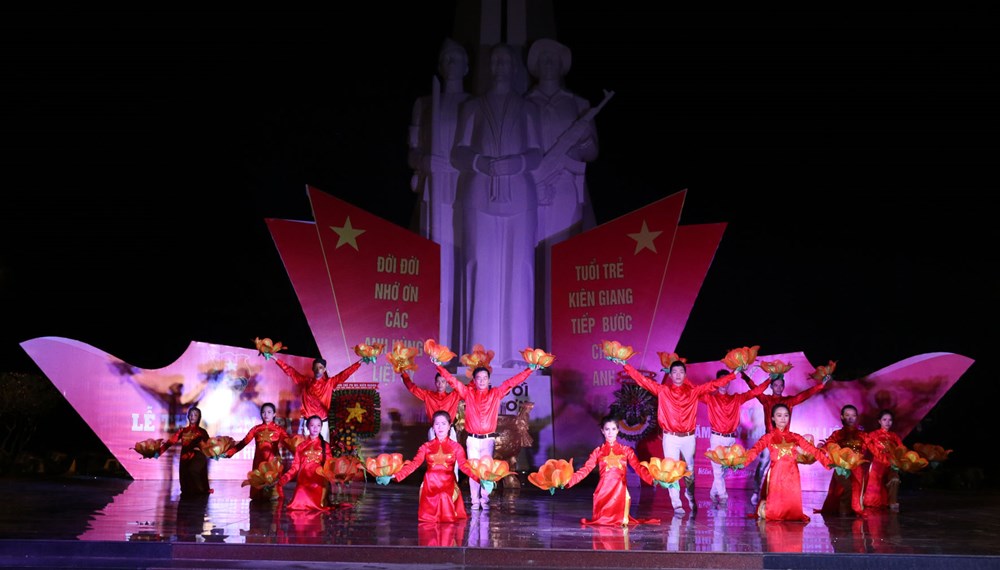 Biểu diễn văn nghệ tri ân các Anh hùng Liệt sỹ của tuổi trẻ Kiên Giang tại Nghĩa trang Liệt sỹ tỉnh Kiên Giang