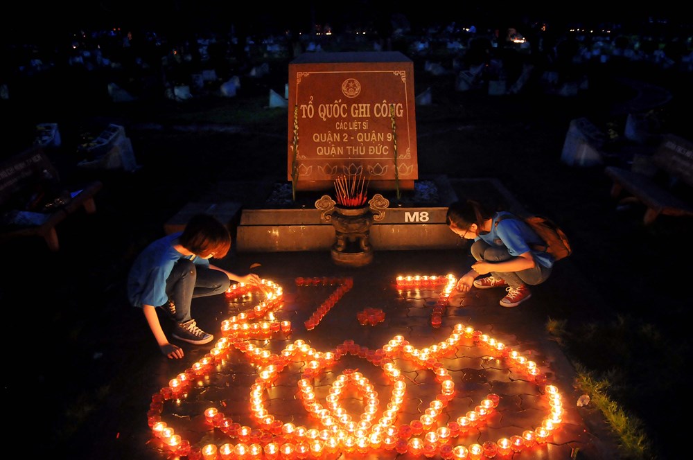 Các đoàn viên thanh niên thắp nến tri ân các Anh hùng Liệt sỹ tại Nghĩa trang Liệt sỹ TP. Hồ Chí Minh.