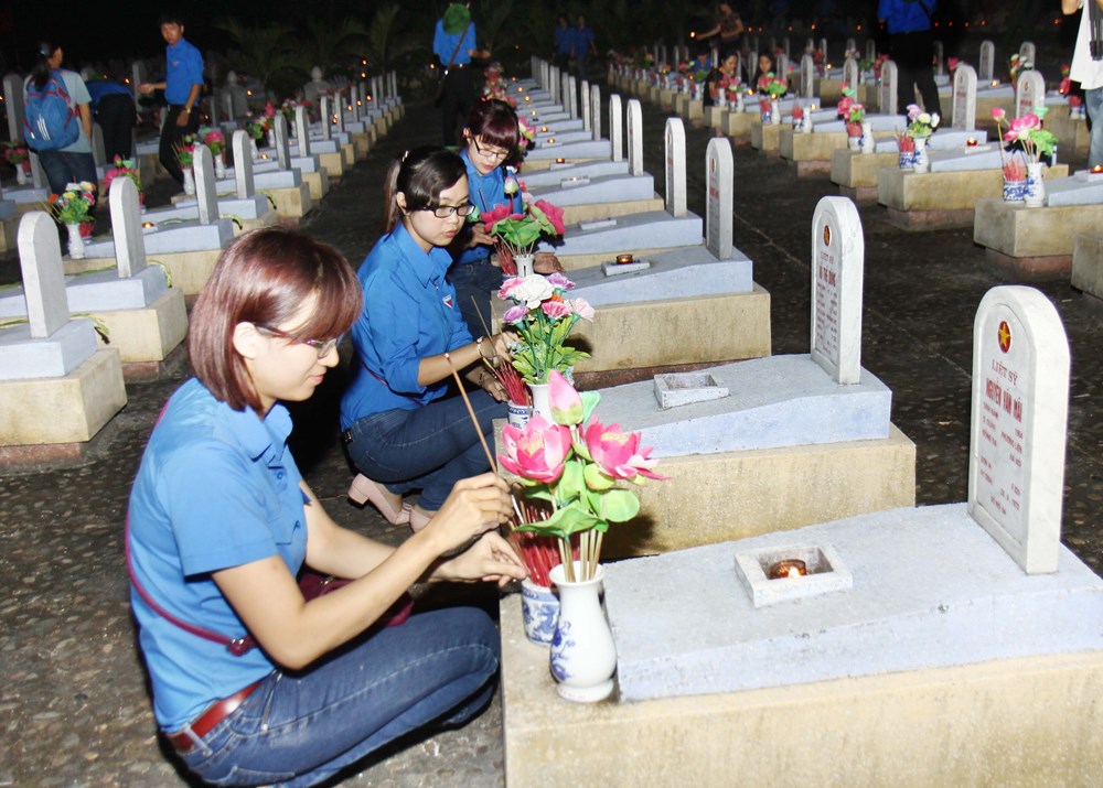 Các đoàn viên thanh niên thắp hương tri ân lên các phần mộ liệt sỹ tại Nghĩa trang Liệt sỹ Quốc gia Đường 9
