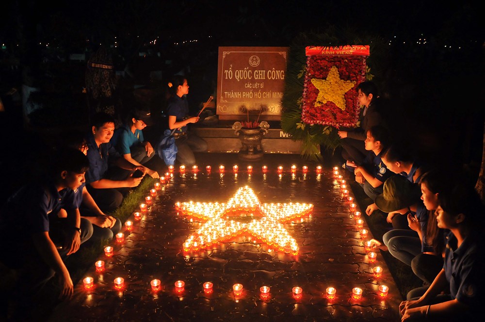 Các đoàn viên thanh niên thắp nến tri ân các Anh hùng Liệt sỹ tại Nghĩa trang Liệt sỹ TP. Hồ Chí Minh