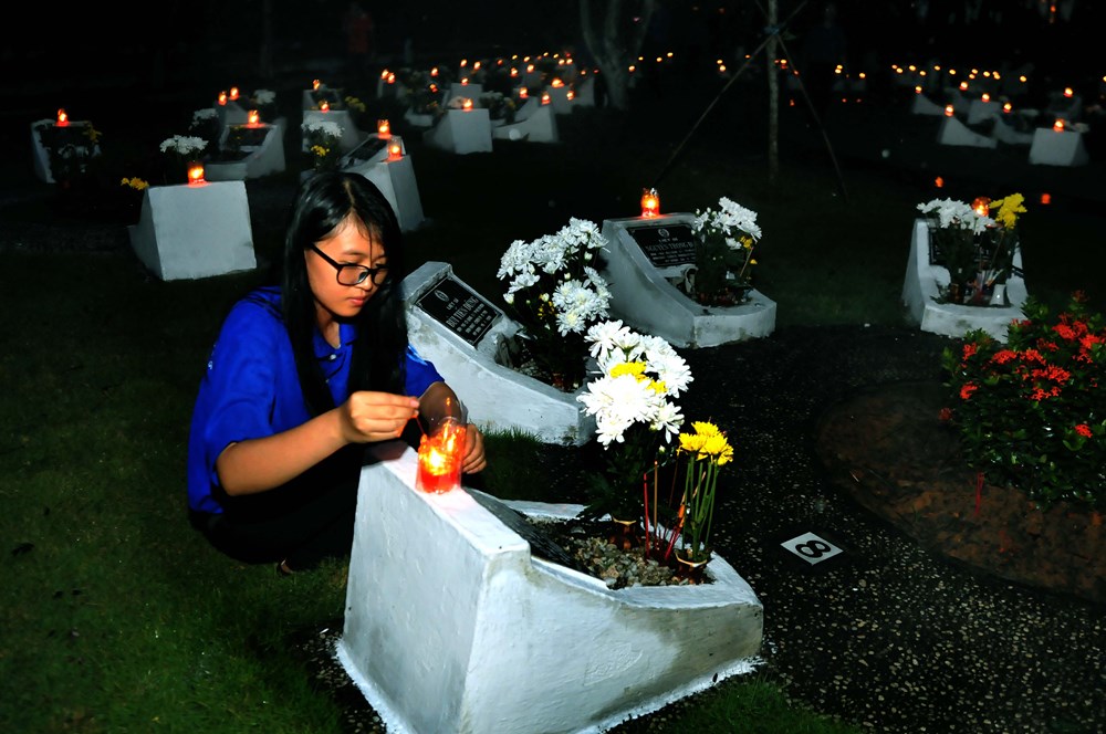 Các đoàn viên thanh niên thắp nến tri ân các Anh hùng Liệt sỹ tại Nghĩa trang Liệt sỹ TP. Hồ Chí Minh