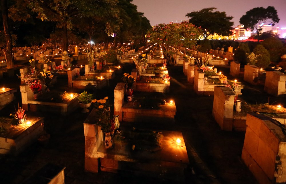  Những ngọn nến được thắp lung linh trên các phần mộ tri ân các Anh hùng Liệt sỹ tại Nghĩa trang Mai Dịch. 