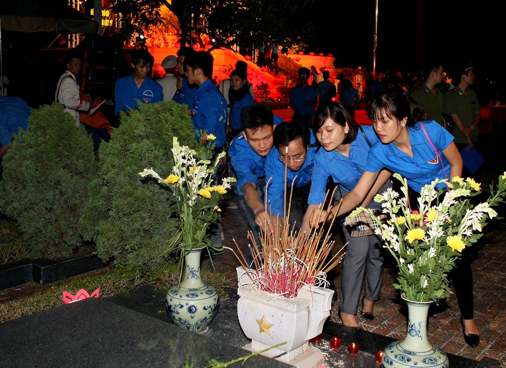Các đoàn viên thanh niên dâng hương tưởng niệm các Anh hùng Liệt sỹ tại Nghĩa trang Mai Dịch