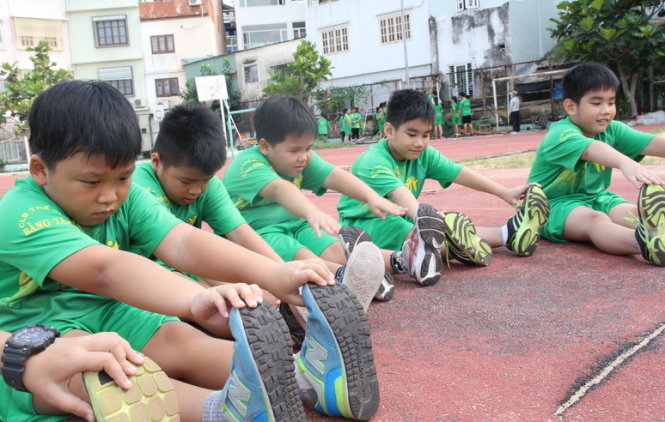 ​Quanh quẩn bên bàn học, trẻ "bụng bự" ngày càng nhiều