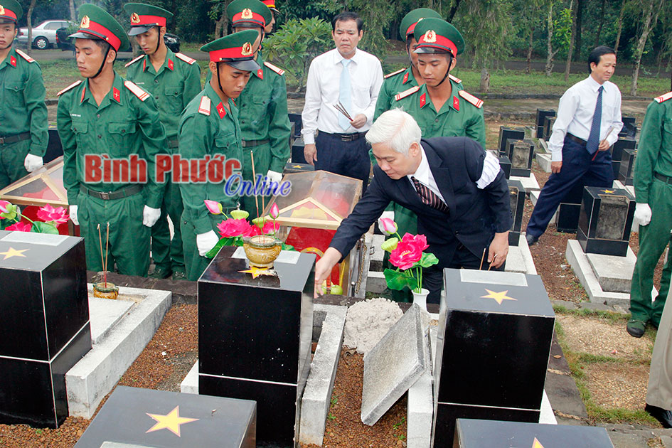 Ph&oacute; b&iacute; thư thường trực Tỉnh ủy Nguyễn Văn Lợi rải c&aacute;t thực hiện nghi thức an t&aacute;ng h&agrave;i cốt liệt sĩ 