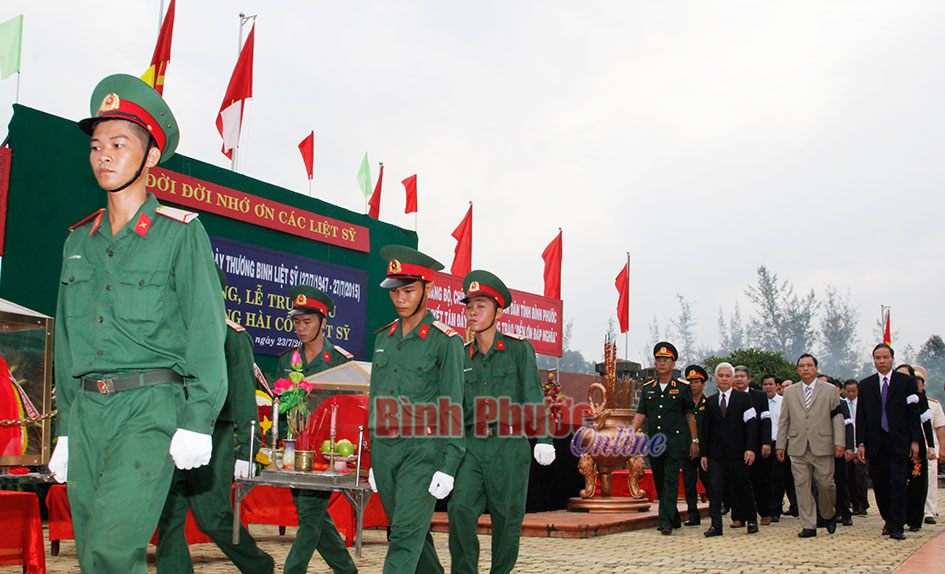 Đo&agrave;n đại biểu Tỉnh ủy, HĐND, UBND, UBMTTQVN tỉnh tiễn đưa h&agrave;i cốt liệt sĩ ra khu mộ