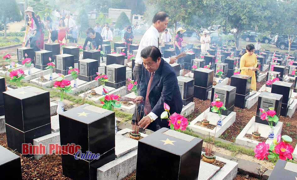 Bí thư Tỉnh ủy Nguyễn Tấn Hưng thắp hương lên phần mộ các liệt sĩ