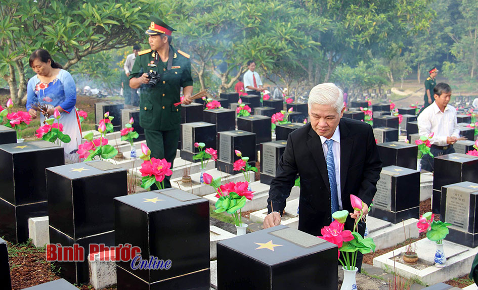 Phó bí thư thường trực Tỉnh ủy Nguyễn Văn Lợi thắp hương lên các phần mộ liệt sĩ