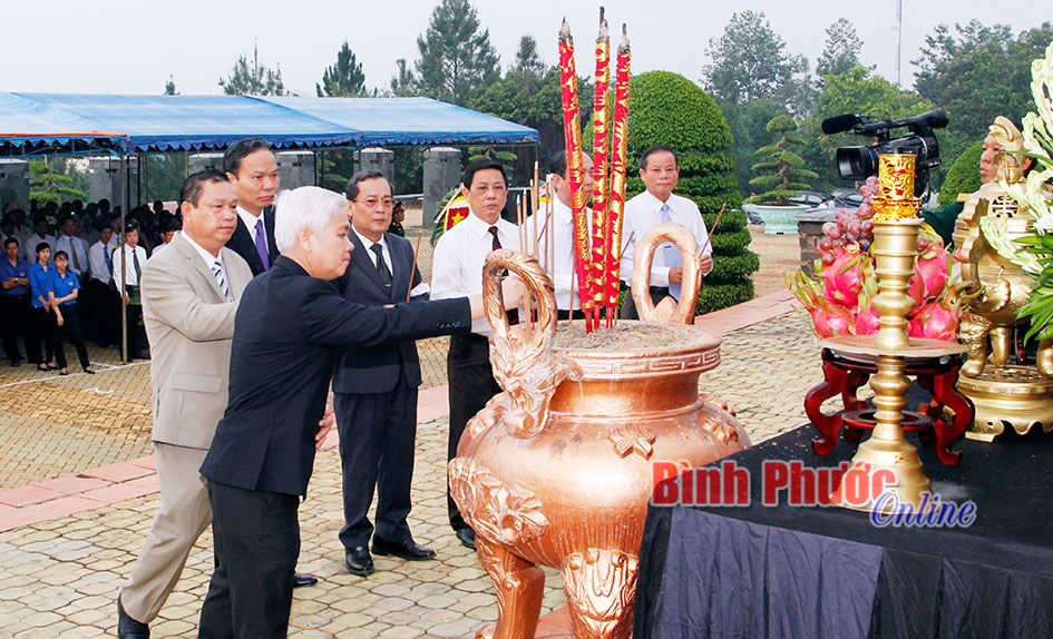Đo&agrave;n đại biểu Tỉnh ủy, HĐND, UBND, UBMTTQVN tỉnh thắp hương, tưởng niệm c&aacute;c anh hùng liệt sĩ