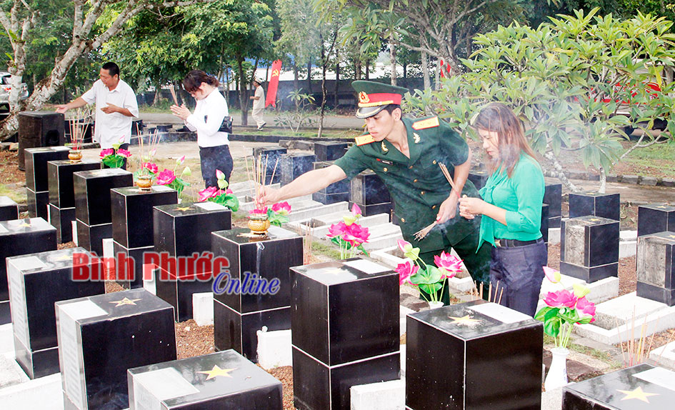 Người d&acirc;n thắp hương, tưởng niệm c&aacute;c anh hùng liệt sĩ