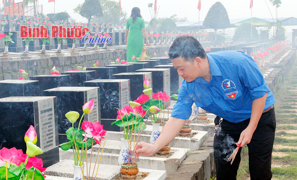 Đo&agrave;n vi&ecirc;n thanh ni&ecirc;n thắp hương, tưởng niệm c&aacute;c anh hùng liệt sĩ