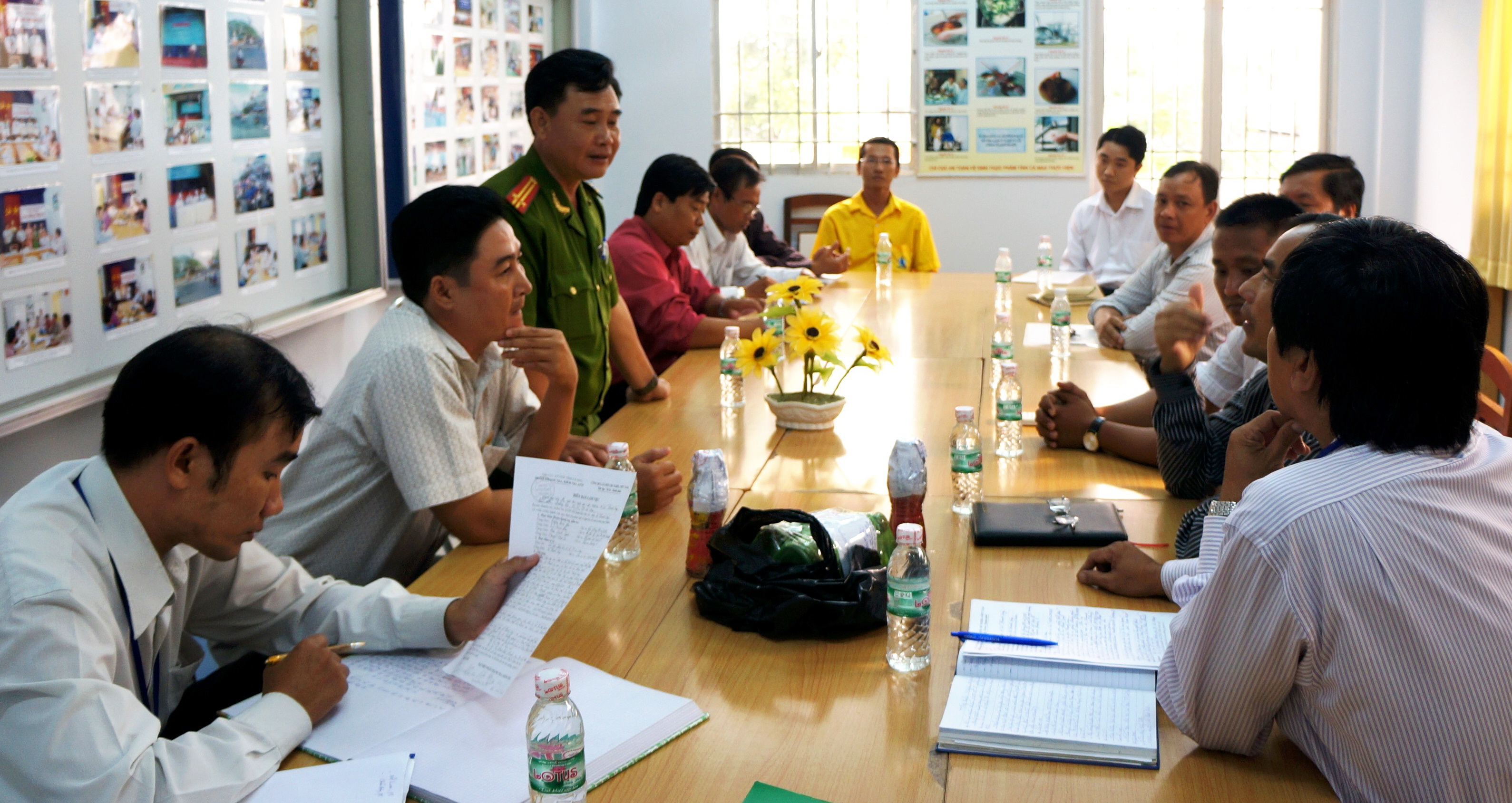 Cơ quan chức năng làm việc với một số đại lý của Tân Hiệp Phát về việc trà thảo mộc Dr Thanh có dấu hiệu bất thường - Ảnh: T.Thái