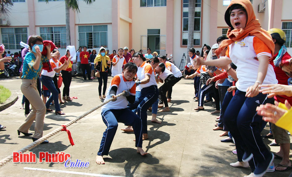 Nữ giáo viên các trường mầm non, tiểu học và THCS trên địa bàn thị xã Đồng Xoài thi kéo co dịp kỷ niệm Ngày thành lập Hội Liên hiệp Phụ nữ Việt Nam.
