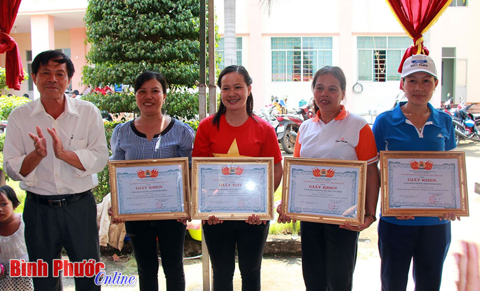 Các đội đoạt giải được Ban tổ chức hội thi trao giấy khen và phần thưởng.
