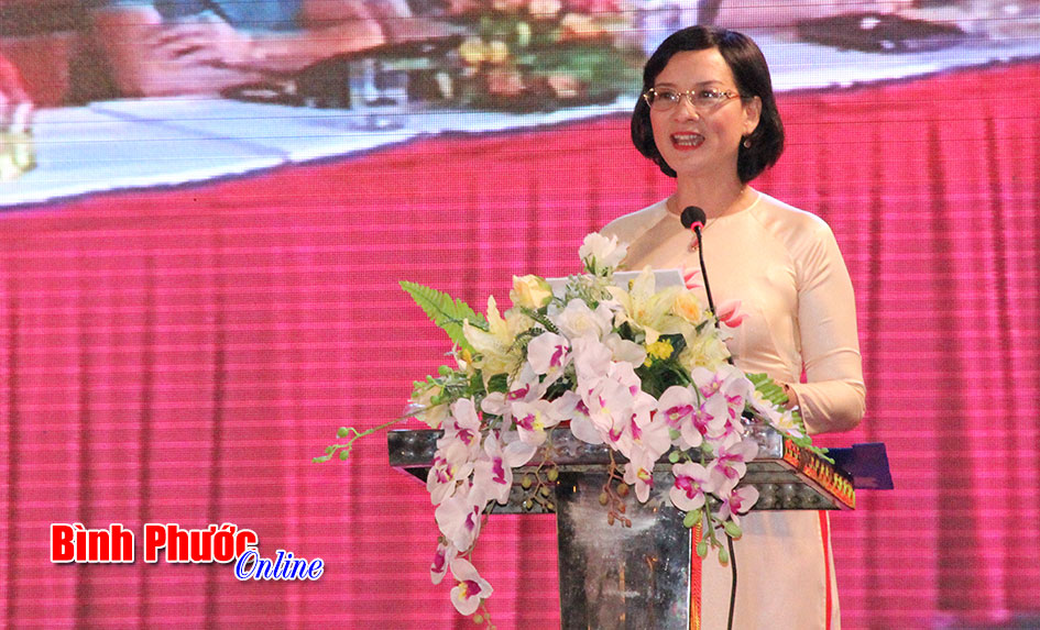 thay mặt Ban Thường vụ Tỉnh ủy, đồng ch&iacute; Trần Tuyết Minh, Ph&oacute; trưởng ban Thường trực Ban Tuy&ecirc;n gi&aacute;o Tỉnh ủy đ&atilde; b&aacute;o c&aacute;o trước to&agrave;n Đảng, to&agrave;n d&acirc;n, to&agrave;n qu&acirc;n trong tỉnh về những kết quả chủ yếu của Đại hội Đảng bộ tỉnh lần thứ X, nhiệm kỳ 2015-2020.