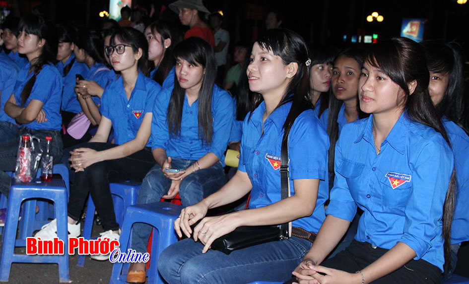 Đ&ocirc;ng đảo đo&agrave;n vi&ecirc;n thanh ni&ecirc;n c&oacute; mặt từ sớm đ&oacute;n xem c&aacute;c tiết mục văn nghệ đặc sắc