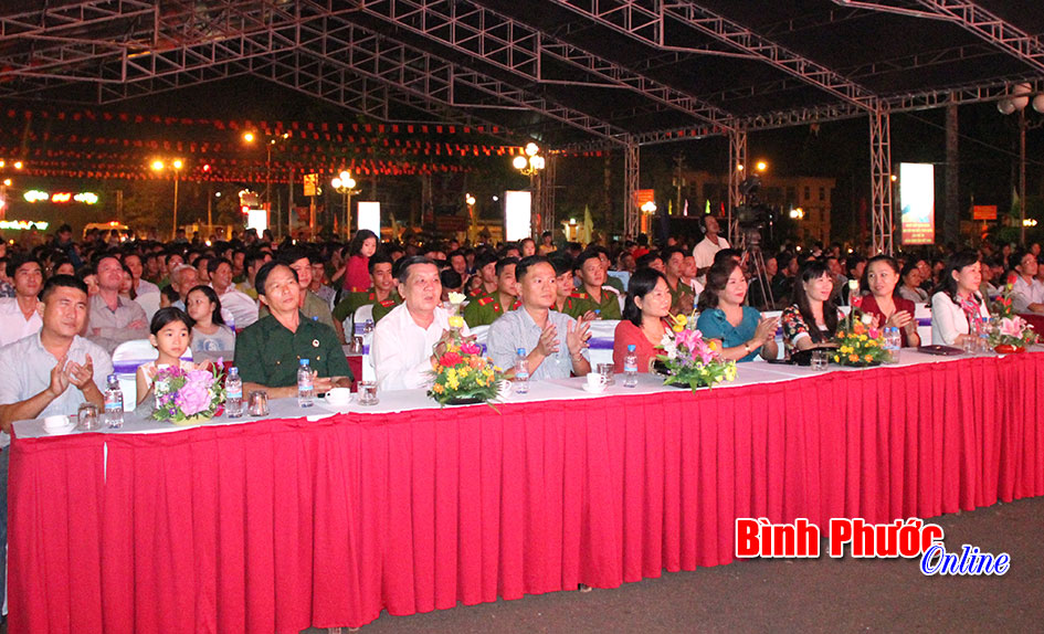 C&aacute;c đồng ch&iacute; trong ban thường vụ tỉnh ủy, l&atilde;nh đạo c&aacute;c sở, ban ng&agrave;nh, cựu chiến binh, chiến sĩ c&ocirc;ng an, c&ocirc;ng nh&acirc;n vi&ecirc;n chức&hellip; v&agrave; đ&ocirc;ng đảo quần ch&uacute;ng nh&acirc;n d&acirc;n tr&ecirc;n địa b&agrave;n tỉnh đ&atilde; về dự.