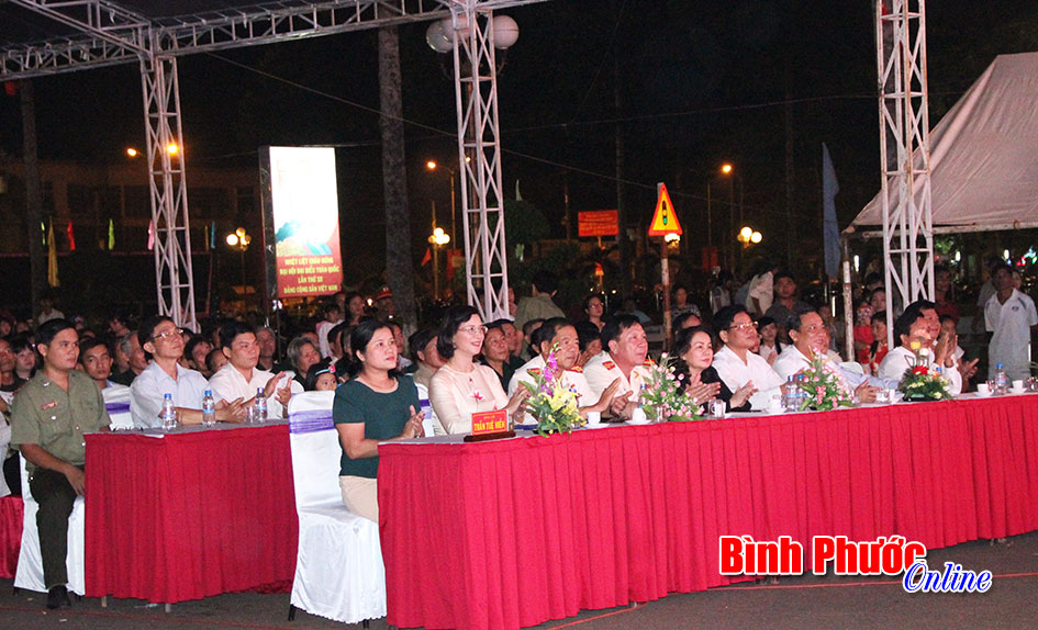 C&aacute;c đồng ch&iacute; trong ban thường vụ tỉnh ủy, l&atilde;nh đạo c&aacute;c sở, ban ng&agrave;nh, cựu chiến binh, chiến sĩ c&ocirc;ng an, c&ocirc;ng nh&acirc;n vi&ecirc;n chức&hellip; v&agrave; đ&ocirc;ng đảo quần ch&uacute;ng nh&acirc;n d&acirc;n tr&ecirc;n địa b&agrave;n tỉnh đ&atilde; về dự.