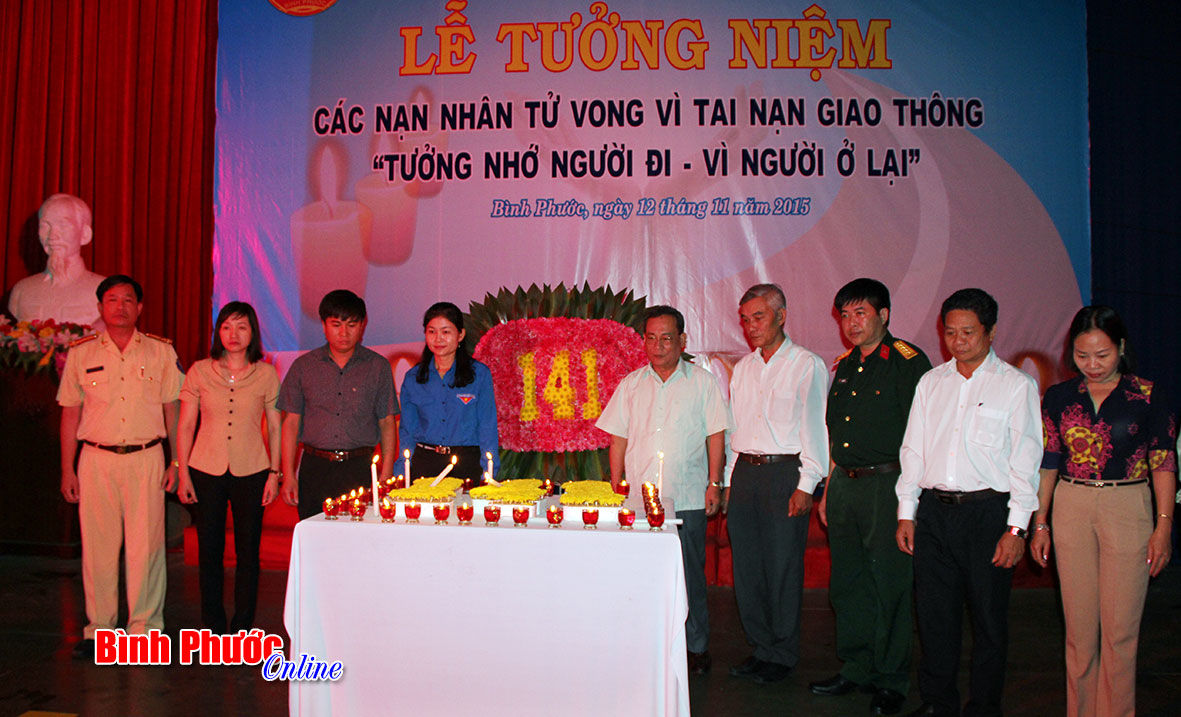 Lãnh đạo UBND tỉnh cùng đại diện các sở ngành thắp nến tưởng niệm 141 nạn nhân tử vong do TNGT 