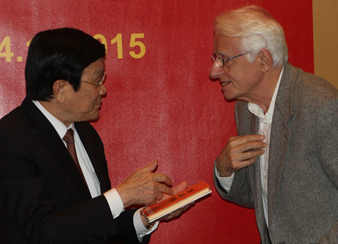 Chủ tịch nước Trương Tấn Sang nhận tập thơ Chế Lan Vi&ecirc;n dịch sang tiếng Đức của một người bạn Đức - Ảnh: V.V.T